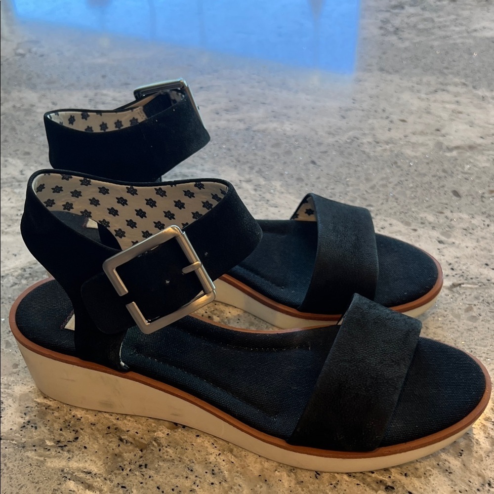 Ellen Degeneres Black Leather and White Wedge Sandals 7 - Picture 11 of 11